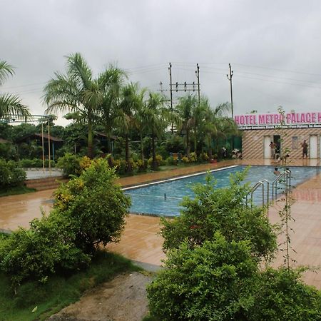 Hotel Metro Palace Resort Karjat Exteriör bild