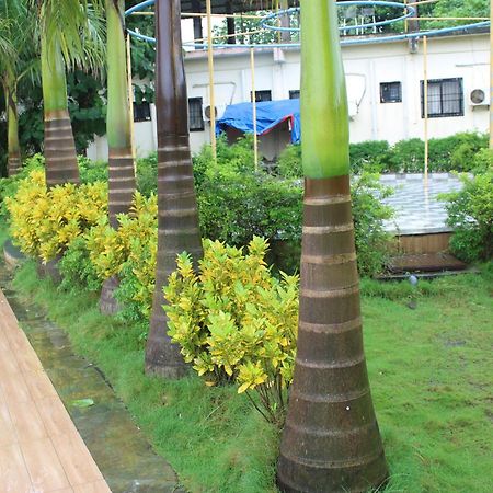 Hotel Metro Palace Resort Karjat Exteriör bild