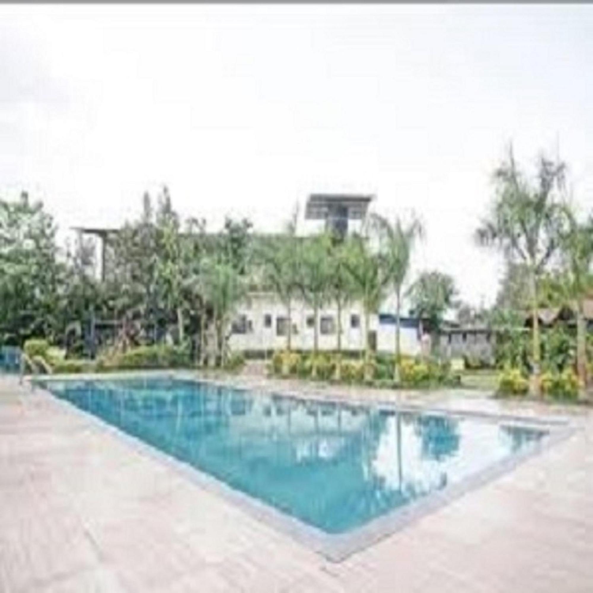 Hotel Metro Palace Resort Karjat Exteriör bild