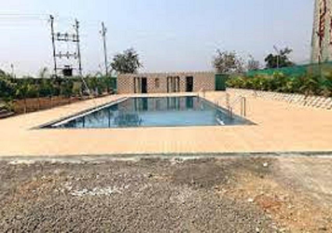 Hotel Metro Palace Resort Karjat Exteriör bild