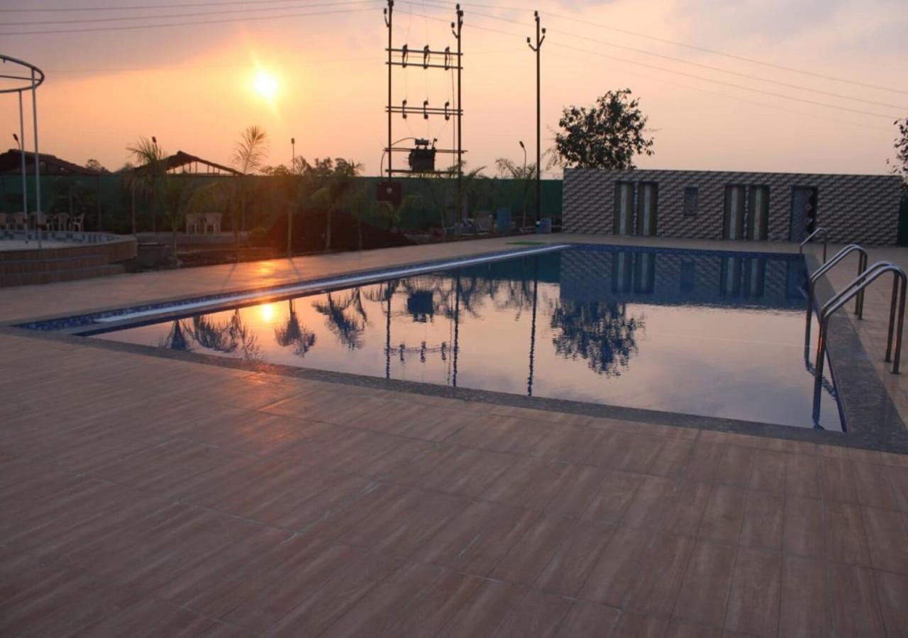 Hotel Metro Palace Resort Karjat Exteriör bild