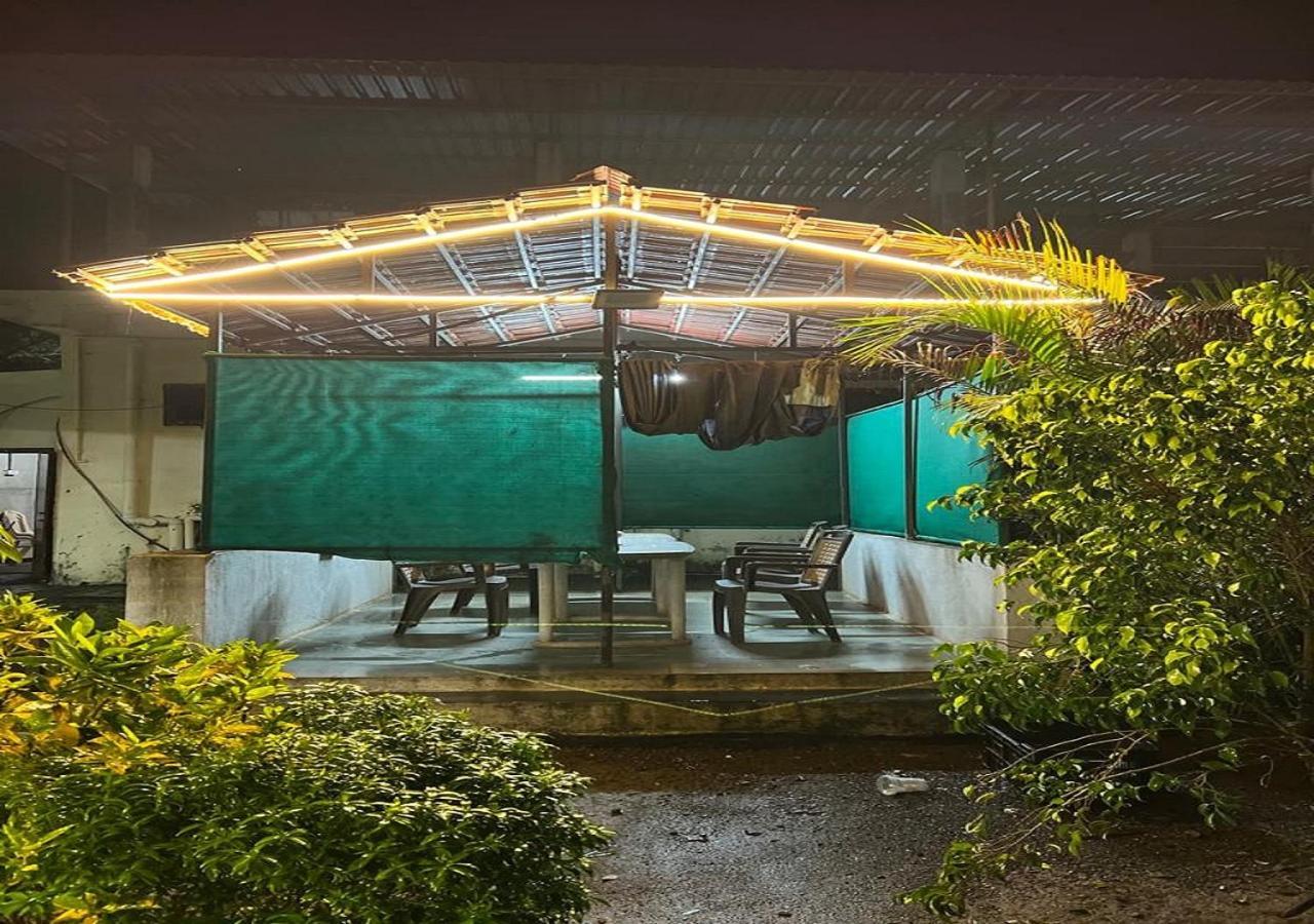 Hotel Metro Palace Resort Karjat Exteriör bild