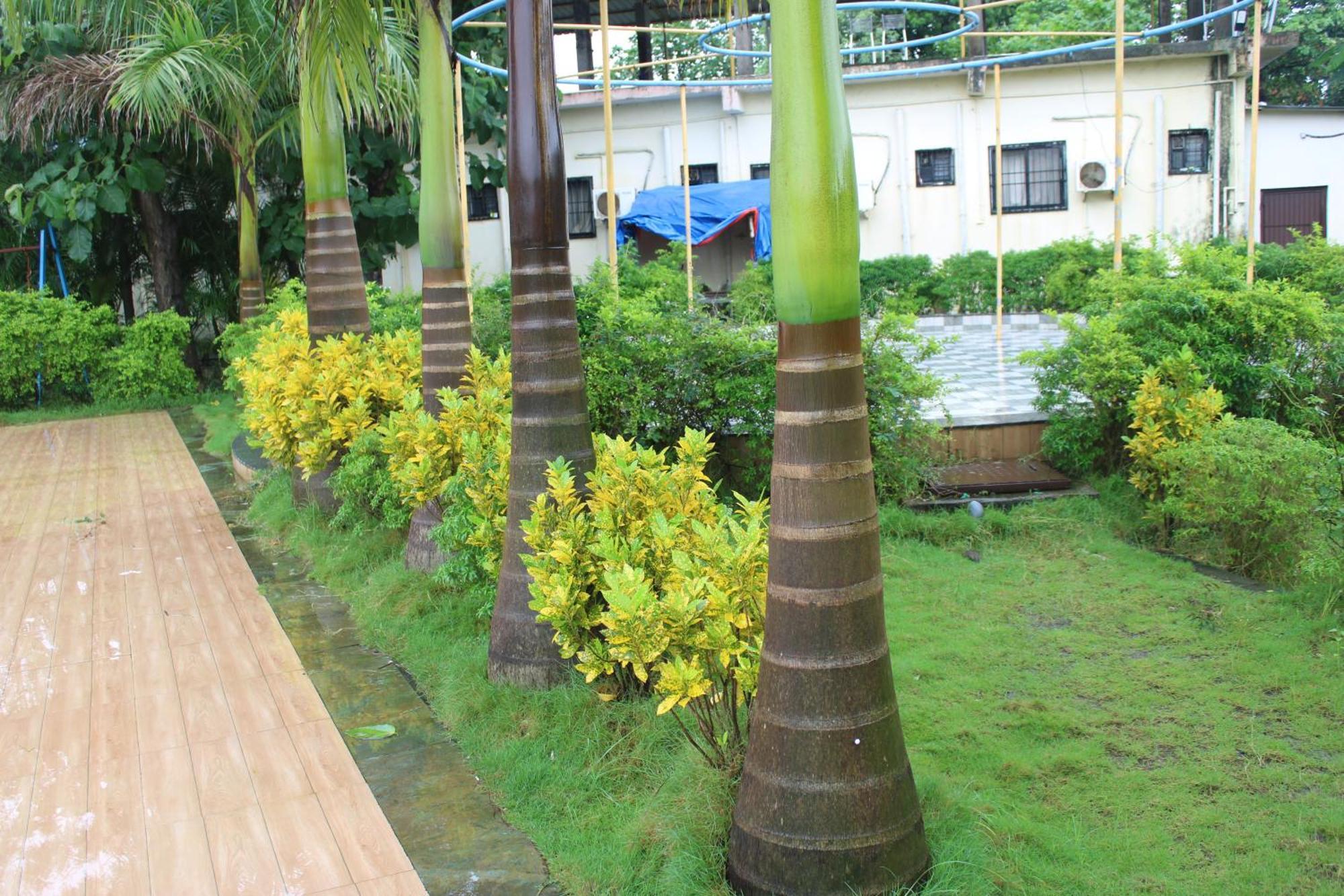 Hotel Metro Palace Resort Karjat Exteriör bild