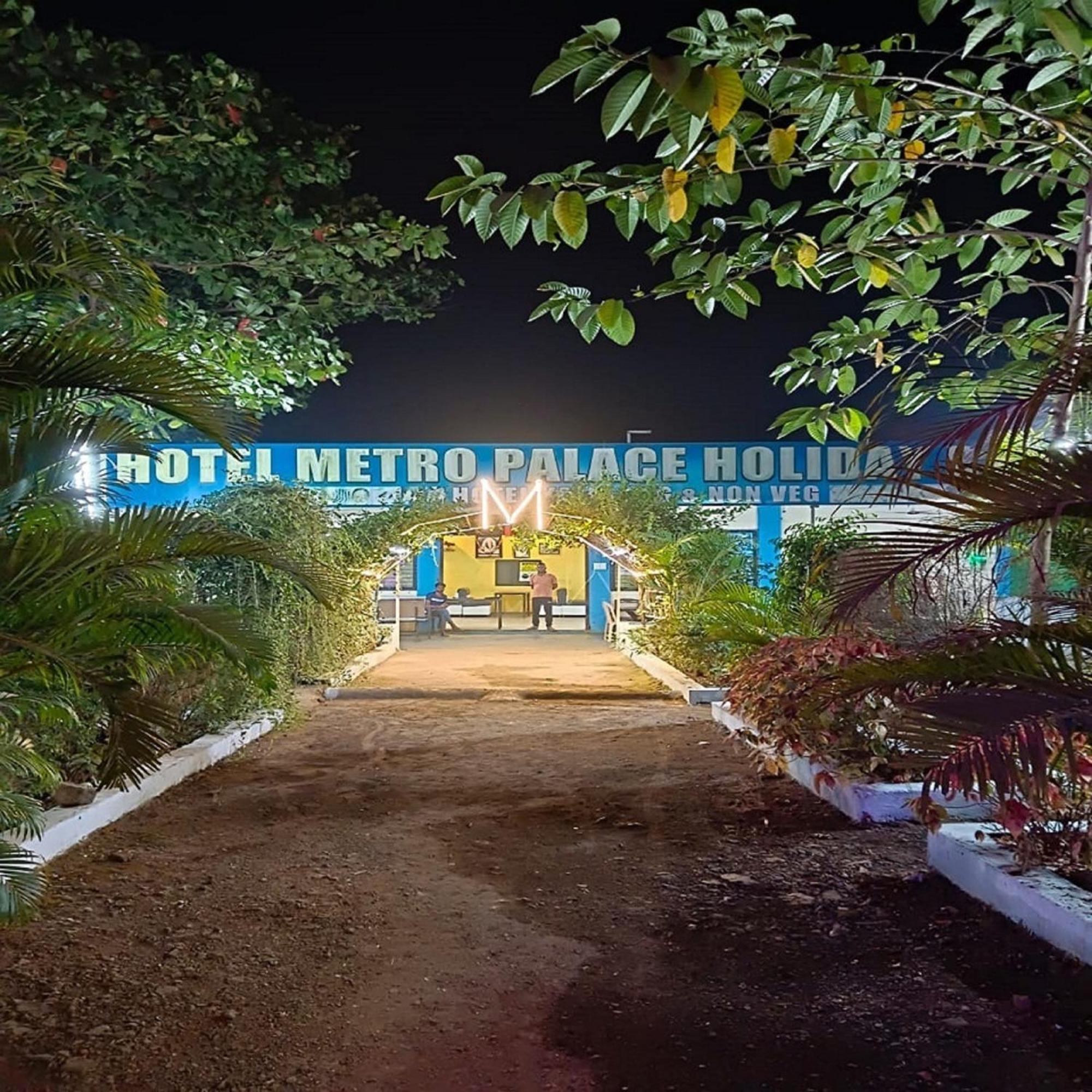 Hotel Metro Palace Resort Karjat Exteriör bild